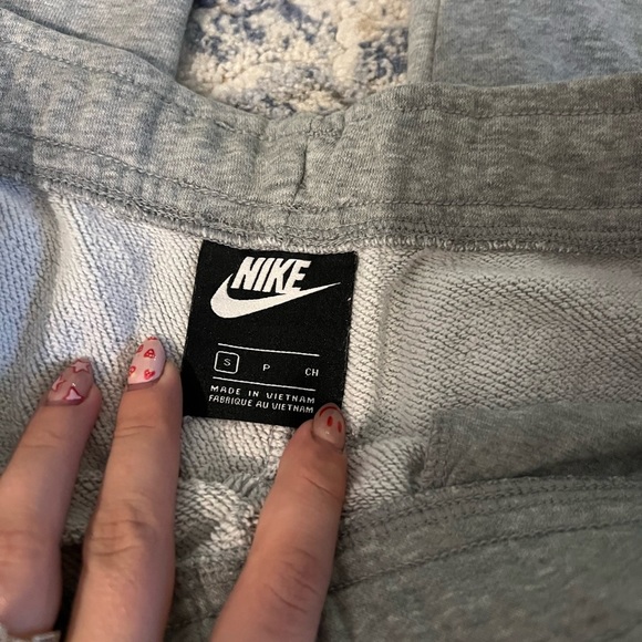 Nike women’s Gray Jogger Pants - Picture 4 of 7